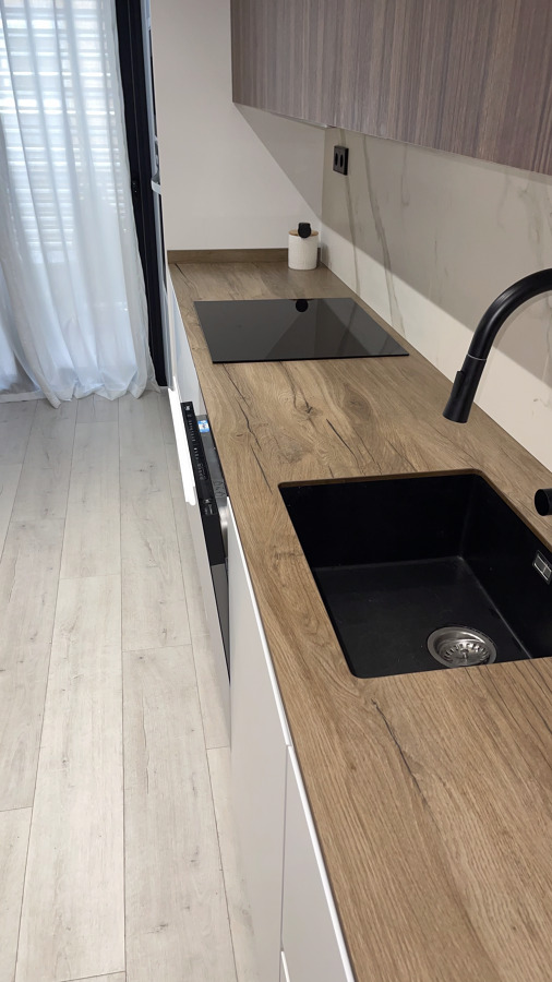 Encimera de porcelánico acabado madera · Calle Carmen